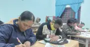 Bà lão Quảng Trị kiên trì học chữ, làm gương cho con cháu giữa vùng cao
