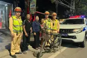 Bé trai 10 tuổi đạp xe lạc hơn 80km giữa đêm khuya, được cảnh sát cứu giúp