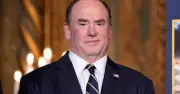 Bộ trưởng Hải quân Mỹ John Phelan từ chức đột ngột giữa lúc căng thẳng nội bộ