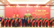 Bộ trưởng Đào Ngọc Dung nhận Huân chương Độc lập hạng Ba vì đóng góp xuất sắc