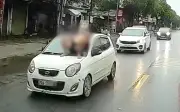 Bố vợ lái xe chở con rể trên nắp ca pô vì mâu thuẫn xe cộ