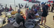 Bãi biển Long Cung ô nhiễm nghiêm trọng vì chợ hải sản tự phát