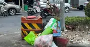 Bãi rác bất hợp pháp mọc lên tại ngã tư nhộn nhịp ở TP.HCM