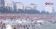 Biển Sầm Sơn đông nghẹt người chiều cuối tuần dù chưa nắng nóng