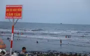 Biển Thịnh Long ở Ninh Bình kín người trẻ nhờ vô tư tắm ngay khu vực nguy hiểm
