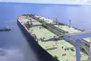 Binh sĩ Mỹ đu dây đột kích bắt tàu chở dầu Iran trên Ấn Độ Dương
