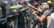 Biểu tình đòi tăng lương tại Caracas, cảnh sát dùng hơi cay giải tán