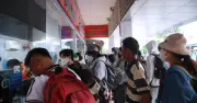 Bến xe Miền Tây quá tải vào chiều 29/4, người dân chen nhau mua vé về quê nghỉ lễ