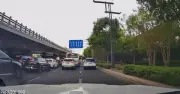 Băng qua đường giữa dòng xe ùn tắc, người đi bộ bị ô tô tông ngã