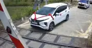 Bất chấp cảnh báo, tài xế ô tô mắc kẹt giữa đường ray sắt ở Quảng Ngãi