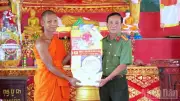 Cà Mau: Công an thăm hỏi, tặng quà đồng bào Khmer dịp Tết Chol Chnam Thmay