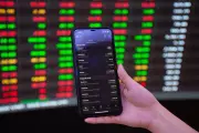 Cổ phiếu ngân hàng tăng mạnh, VN-Index vẫn giảm 9 điểm trong phiên giao dịch