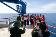 Cờ Tổ quốc theo chân đoàn công tác đến với biển đảo thiêng liêng