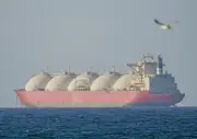 Các nhà sản xuất dầu Trung Đông chuẩn bị nối lại xuất khẩu qua eo biển Hormuz