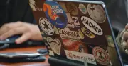 Cách dán hình dán laptop an toàn, tránh hư hỏng thiết bị