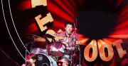 CEO FPT Nguyễn Văn Khoa gây bất ngờ khi chơi trống rock tại lễ vinh danh Top 100