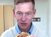 CEO McDonald's trở thành trò cười toàn cầu vì 'làm theo lời mẹ dặn' khi ăn burger