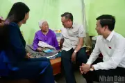 Chủ nhiệm Ủy ban Kiểm tra Trung ương tặng quà, tiếp xúc cử tri tại Lạng Sơn