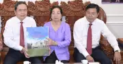Chủ tịch Quốc hội thăm, tặng quà gia đình chính sách tại An Giang dịp 30/4 và 1/5