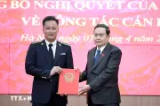 Chủ tịch Quốc hội trao Nghị quyết cho Tổng Kiểm toán Nhà nước tại Hà Nội