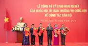 Chủ tịch Quốc hội Trần Thanh Mẫn trao các Nghị quyết về công tác cán bộ