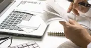 Chi phí ủy quyền cho lao động mua hộ hàng hóa được trừ khi tính thuế