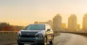 Chi tiết nhỏ bị gãy khiến cửa cốp xe Mitsubishi Outlander dễ rơi sập xuống