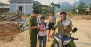 Công An Xã Kim Điền Tặng Quạt In Nội Dung Tuyên Truyền Phòng Chống Tội Phạm