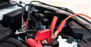 Cảnh báo nguy cơ khi tự câu bình ắc quy ô tô hiện đại: Có thể biến xe thành 'cục sắt'