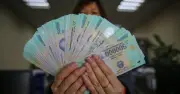 Cảnh báo thủ đoạn trà trộn tiền giả 500.000 đồng tại các cửa hàng