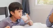 Cảnh báo: Trẻ uống sữa nhiều chất béo dễ béo phì, dậy thì sớm
