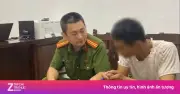 Cảnh sát khống chế đối tượng đổ xăng lên xe máy, cầm dao đe dọa ở Hà Nội
