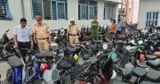 Cảnh sát TP.HCM kiểm tra bãi xe trường học, ngăn chặn học sinh 'độ chế' xe điện