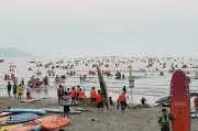 Cảnh tượng hàng trăm du khách chèo SUP kín biển Đà Nẵng gây sốt mạng xã hội