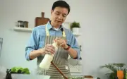 Con dâu nghi ngờ bố chồng có hành vi kỳ lạ, lắp camera phát hiện sự thật nghẹn lòng