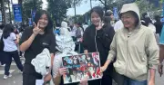Cặp song sinh bất ngờ cổ vũ chị gái bằng bảng hình '1000+ thẳng tiến' tại điểm thi