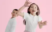 Cặp song sinh nhà Hồ Ngọc Hà bắn ảnh cực chất trong bộ thời trang mới