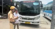 CSGT Hàng Xanh xử lý nhiều xe khách đón trả khách sai quy định dịp lễ