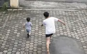 Cậu bé gọi mẹ rồi bất ngờ chạy ra đường, bị xe tải tông trúng ở Wonosobo