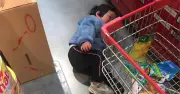 Cậu bé nằm lăn khóc đòi đồ chơi ở siêu thị: Bài học về sự nuông chiều