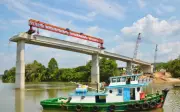 Cầu Hiếu Liêm: Gấp rút lao lắp dầm, nối đôi bờ sông Đồng Nai