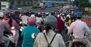 Dòng người đổ về quê nghỉ lễ 30.4 - 1.5, đường sá TP.HCM ken đặc