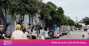 Du khách xếp hàng dài check-in 'cây cô đơn' trên đảo Phú Quý