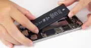 EU chính thức yêu cầu điện thoại phải tháo được pin từ 2027: Thách thức lớn cho Apple, Samsung