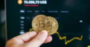 Giá Bitcoin hôm nay giảm nhẹ sau quyết định giữ nguyên lãi suất của Fed
