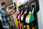 Giá dầu Mỹ giảm xuống dưới 100 USD/thùng sau thỏa thuận ngừng bắn Mỹ - Iran