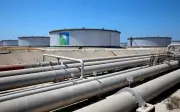 Giá dầu thô bật tăng mạnh do lo ngại thỏa thuận ngừng bắn Mỹ - Iran không bền vững