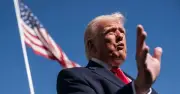 Giá dầu vọt trên 100 USD/thùng sau tuyên bố phong tỏa eo biển Hormuz của Tổng thống Trump