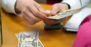 Giá USD trong nước giảm theo thế giới, euro và bảng Anh tăng mạnh