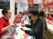 Giá vàng đồng loạt mất 1,5 triệu đồng, chênh lệch với thế giới vẫn ở mức cao